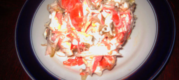 Салат Костёр на снегу- королевские креветки на белой подушке из йогурта и хрена