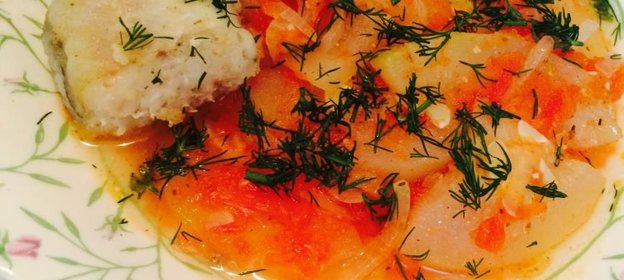 Жареный минтай с тушеными кабачками