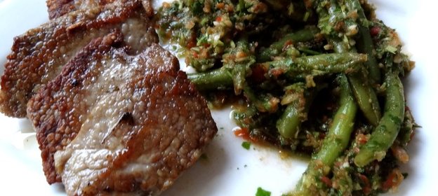 Жареное вымя с теплым салатом из зеленой фасоли