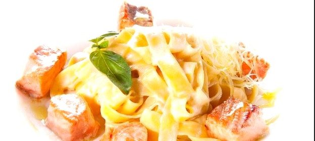 Феттучини с копченым лососем в соусе из сливок и укропа