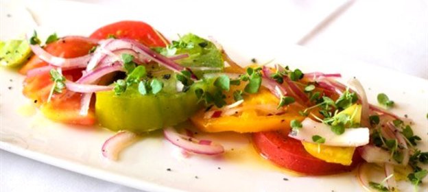 Салат из печеного сладкого перца с помидорами