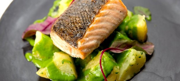 Лосось су‑вид с отварным картофелем и соусом из петрушки от Simple Pleasures