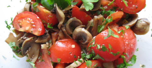Грибной салат с помидорами