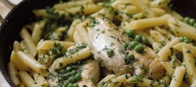Паста пенне с куриным филе в сливочном соусе