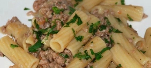 Макароны с тушенкой