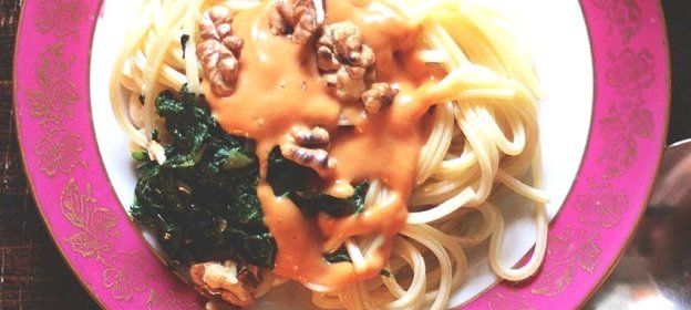 Паста со шпинатом и соусом из фасоли