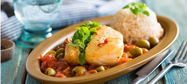 Стейки трески в томатном соусе с имбирем и оливками