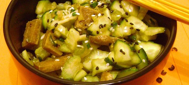 Легкий салатик из огурцов с овощами и жареным тофу