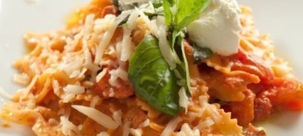 Фарфалле с грудинкой, помидорами и рикоттой