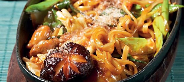 Яки удон - лапша удон, жаренная с морепродуктами и овощами