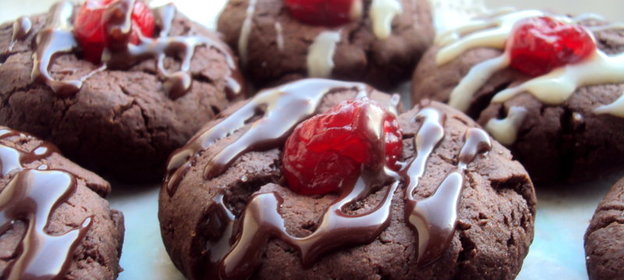 Шоколадное печенье с сушеной вишней