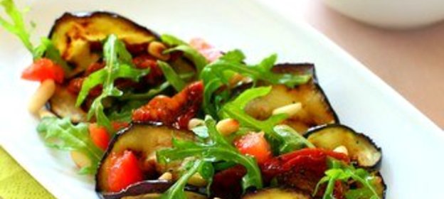 Итальянский салат из баклажанов на гриле и томатов