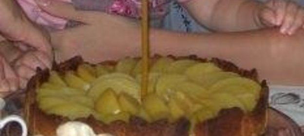 Торт из белого шоколада с персиками