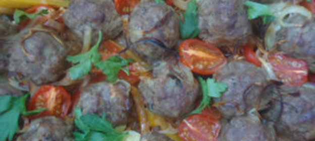 Фрикадельки, запеченные с овощами