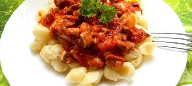 Паста с соусом из куриных желудочков