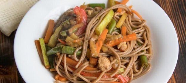 Гречневая лапша с овощами и курицей