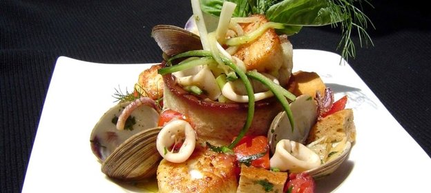 Теплый салат с морепродуктами