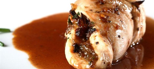 Маринованная курица со средне-острым красным соусом чили