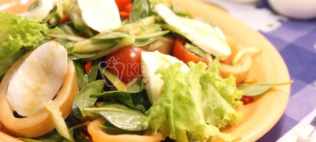 Салат из кальмаров со шпинатом