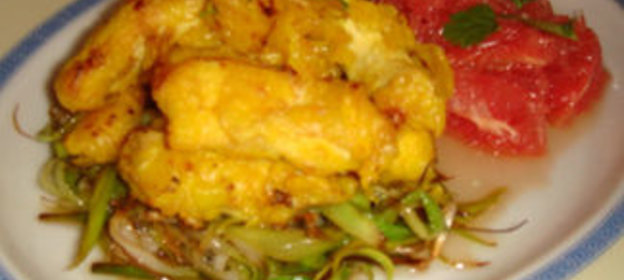 Курица в кляре из куркумы и имбиря на подушке из лука-порея с грейпфрутовым салатом