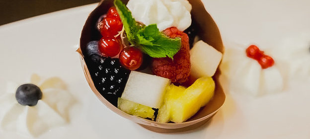 Фруктовый десерт мачедония в шоколадных корзиночках