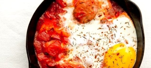 Яичница с помидорами и колбасой