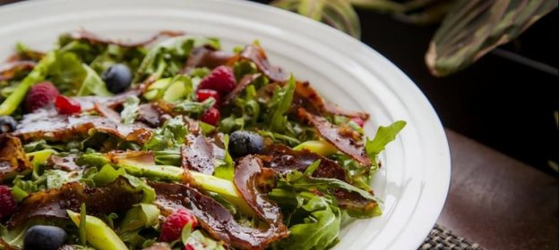 Салат с вяленой уткой и малиной