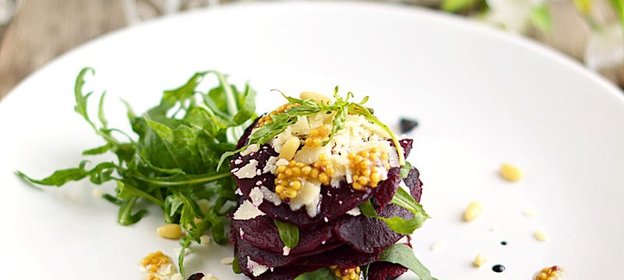 Мильфей из свеклы с твердым козьим сыром, черносливом и рукколой