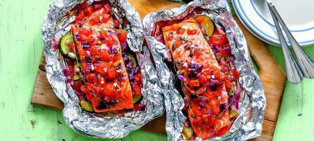 Лосось с овощами в фольге