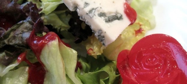 Салат Олимп и ягода Малинка