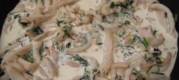 Кальмары, тушенные в сметане