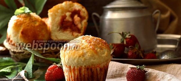 Булочки с клубникой и кокосовой стружкой