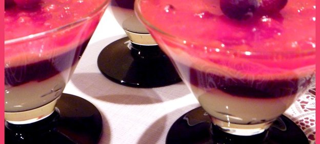 Сливочно-йогуртовый десерт с брусникой