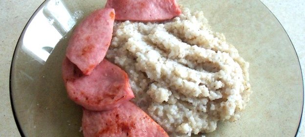 Ячневая каша с жареной колбасой