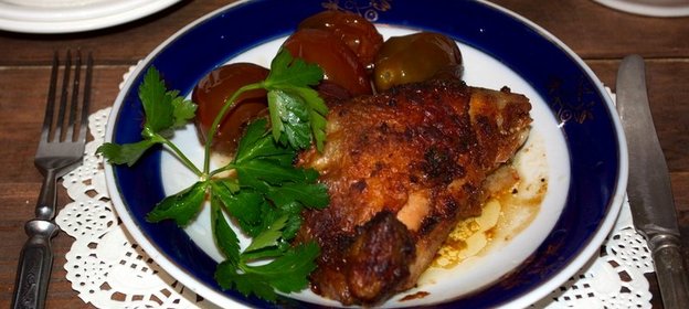 Курица кусочками в духовке в фольге