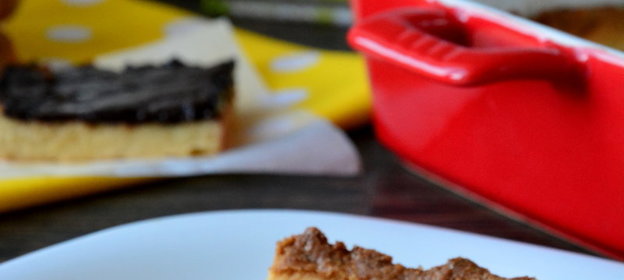 Песочный пирог с шоколадной глазурью