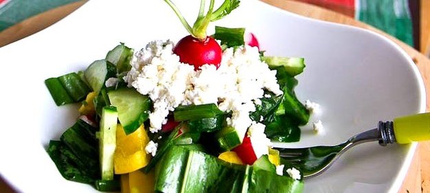 Весенний салат с черемшой и зерненым творогом