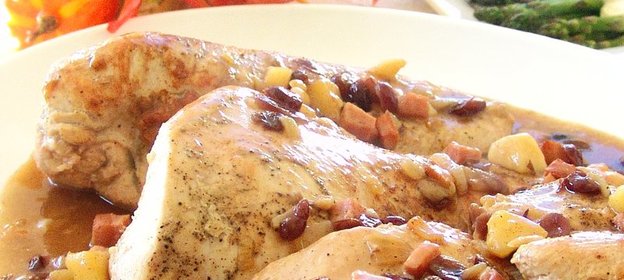 Индюшиная грудка в соусе из ветчины, яблок, клюквы с корицей