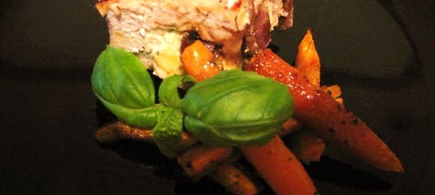 Мясо с начинкой и морковными палочками