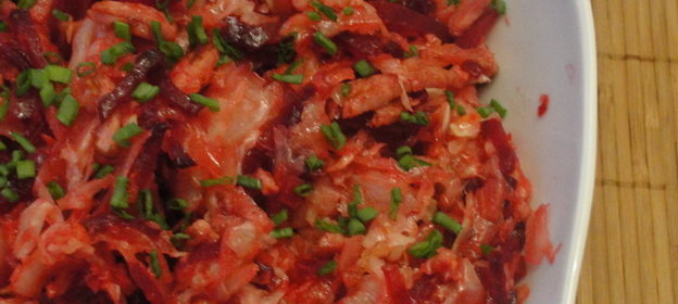 Салат из квашенной капусты со свеклой : - )