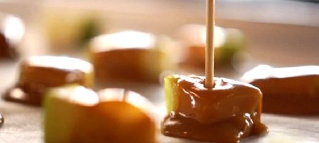 Дольки яблок в карамели