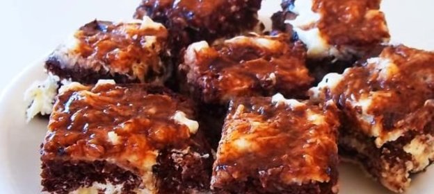 Шоколадные пирожные с кокосовой начинкой