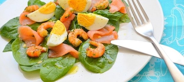 Салат из шпината и семги