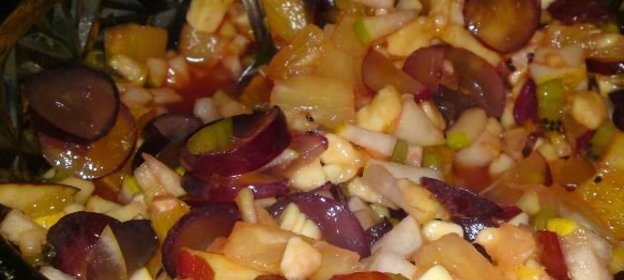 Салат из зеленого лука со сливами