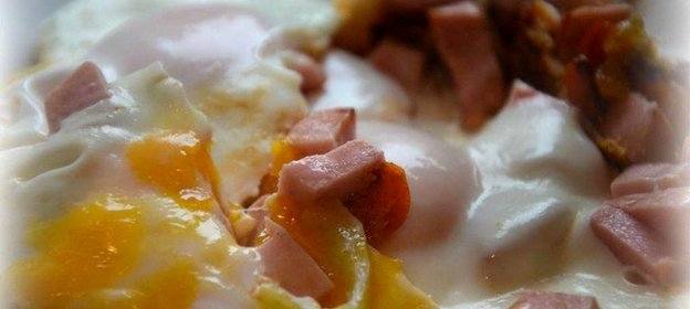 Яичница ароматная с чесноком