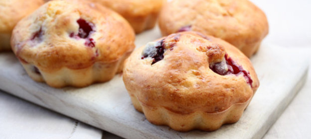 Творожные маффины с вишней