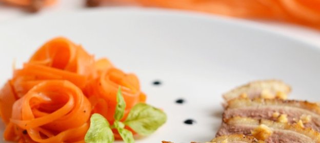 Утиная грудка с ореховым пралине и морковными фетучини
