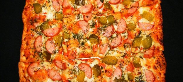 Пицца с огурцами и колбасой