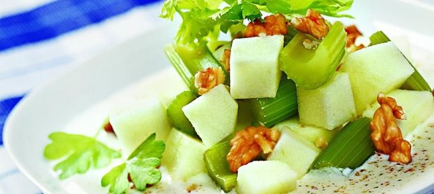 Салат из яблок с сельдереем и орехами