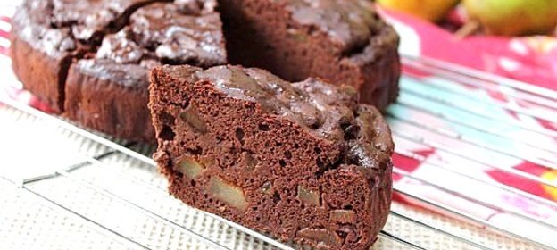 Шоколадный кекс на гречневой муке с кусочками груши